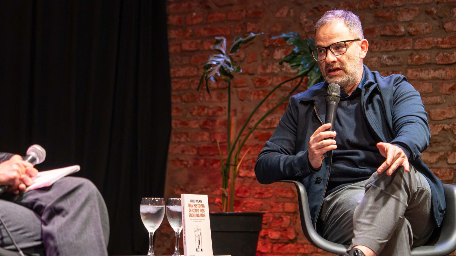 Ariel Wilkis presentó el libro: “Una historia de cómo nos endeudamos”.