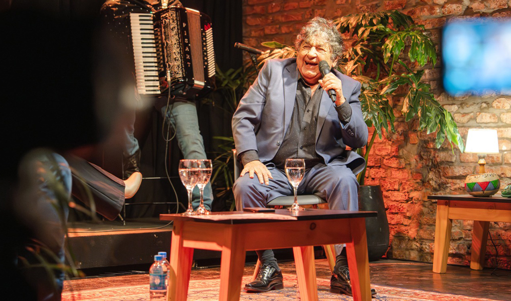 “Escuchame, tenemos que conversar”: una charla íntima con Cacho Deicas en una noche llena de emociones