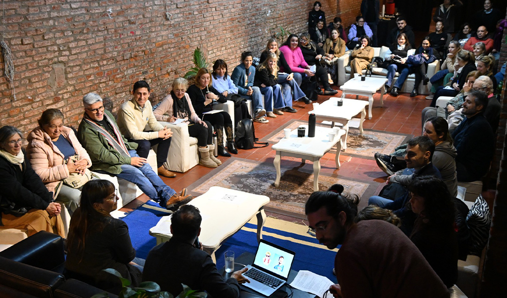  “Criar entre pantallas”: una charla a fondo sobre niñez, digitalidad y salud mental