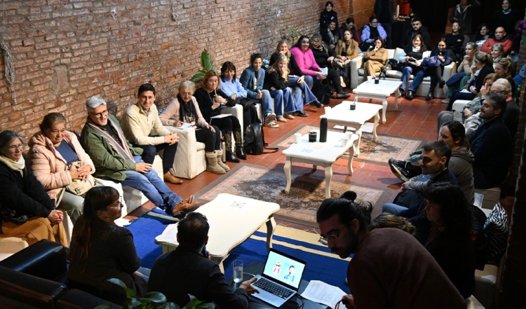 “Criar entre pantallas”: una charla a fondo sobre niñez, digitalidad y salud mental